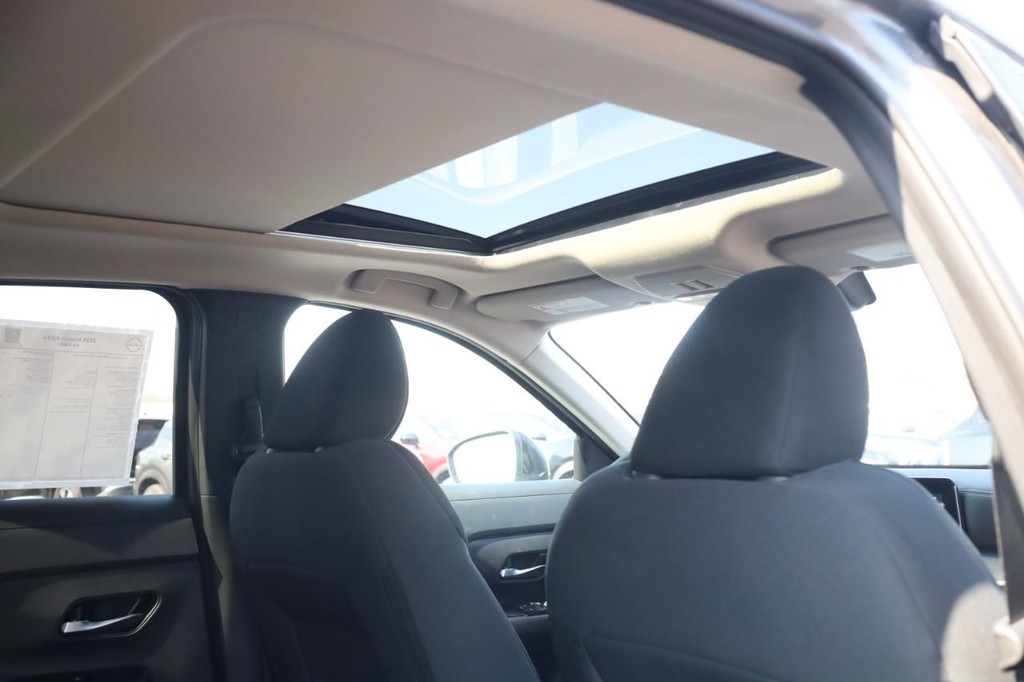 Nissan Kicks Vehicle Full-screen Gallery Image 23