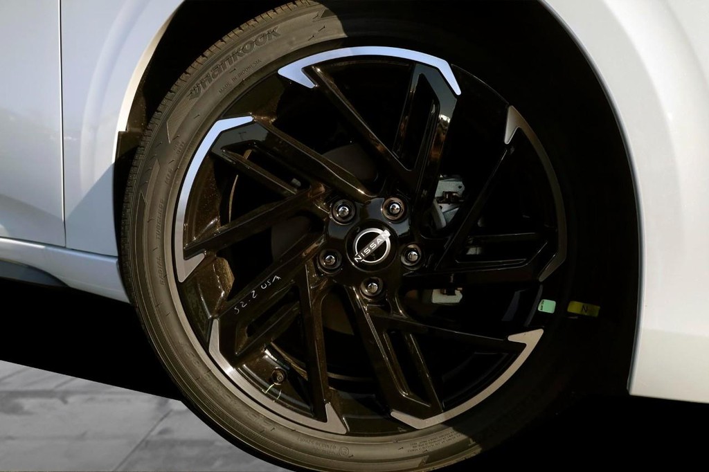 Nissan Sentra Vehicle Image 03