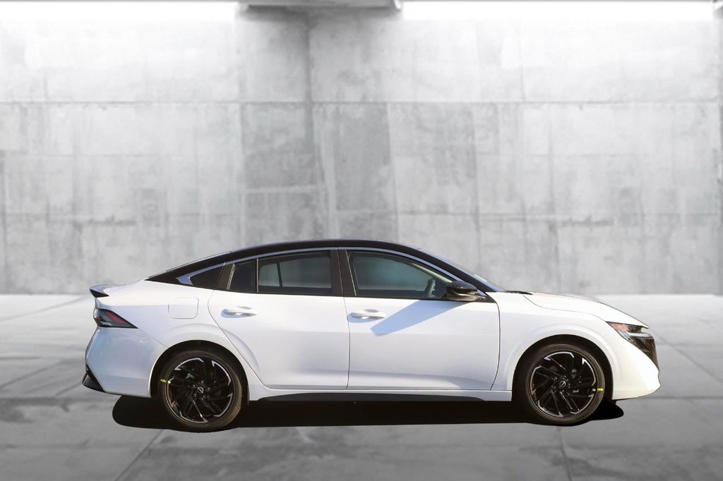 Nissan Sentra Vehicle Image 05