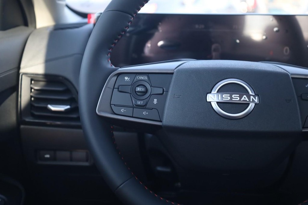 Nissan Sentra Vehicle Image 10