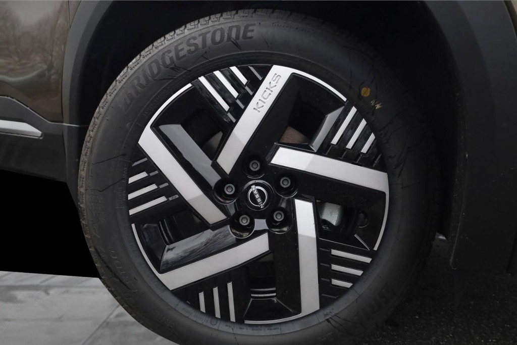 Nissan Kicks Vehicle Full-screen Gallery Image 3