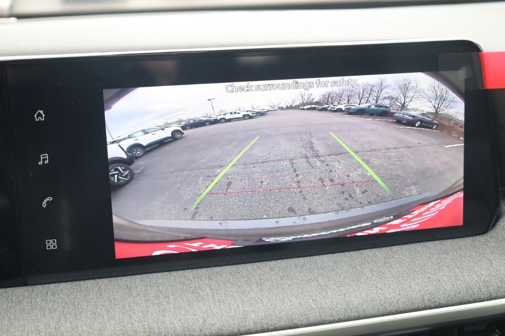 Nissan Kicks Vehicle Full-screen Gallery Image 15