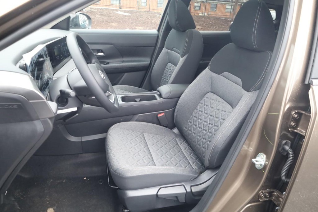 Nissan Kicks Vehicle Full-screen Gallery Image 20