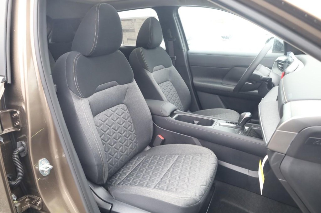 Nissan Kicks Vehicle Full-screen Gallery Image 21