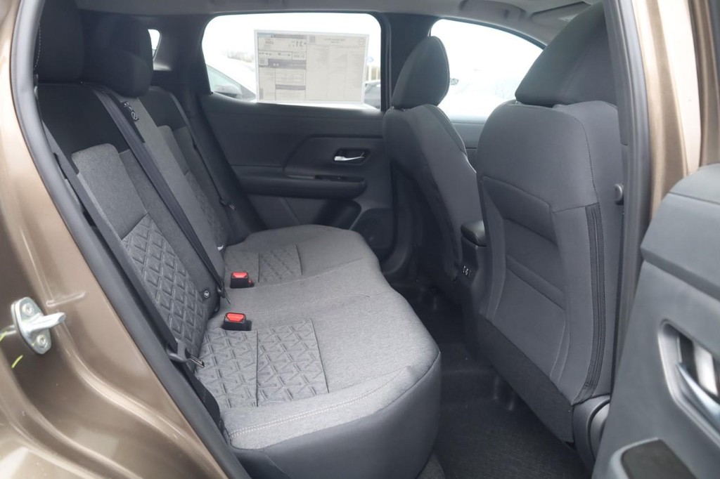 Nissan Kicks Vehicle Full-screen Gallery Image 22