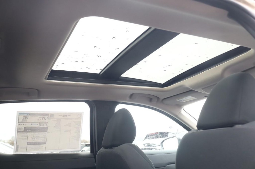 Nissan Kicks Vehicle Full-screen Gallery Image 23