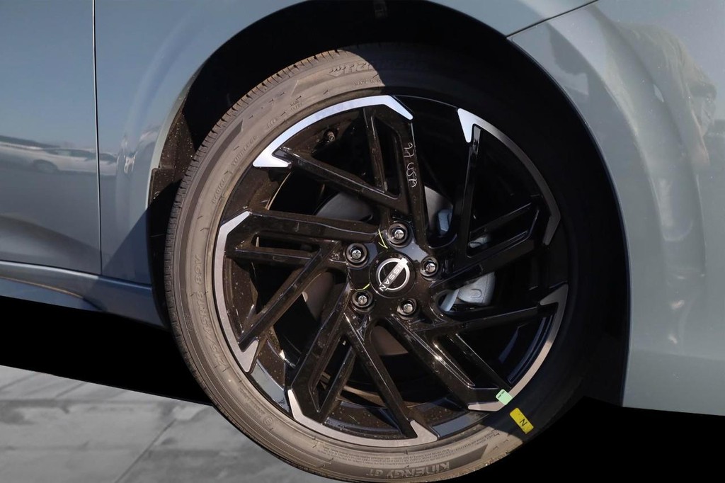 Nissan Sentra Vehicle Image 03