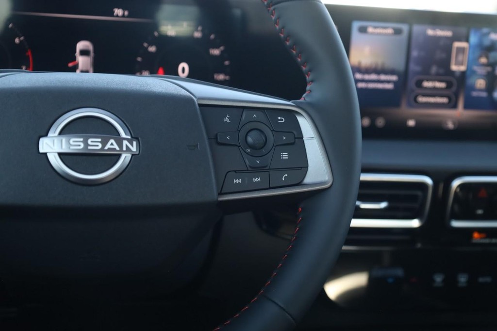 Nissan Sentra Vehicle Image 09