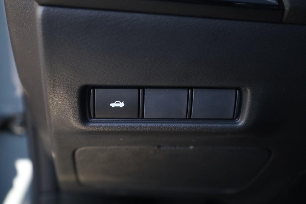 Nissan Sentra Vehicle Image 12