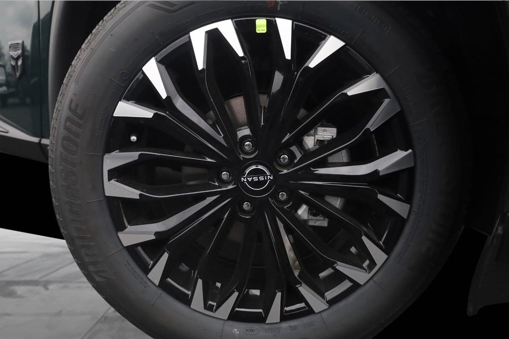 Nissan Rogue Vehicle Full-screen Gallery Image 3