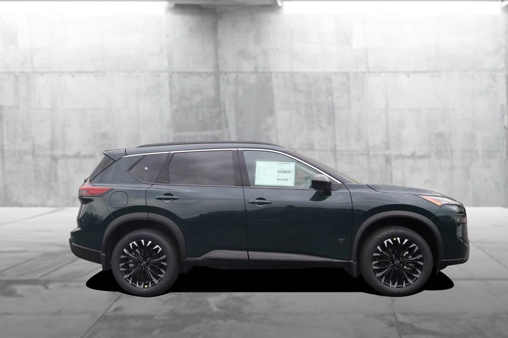 Nissan Rogue Vehicle Full-screen Gallery Image 5