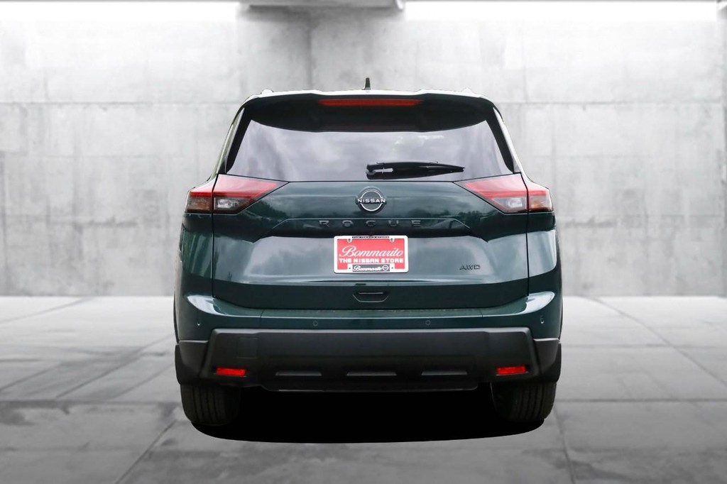 Nissan Rogue Vehicle Full-screen Gallery Image 6
