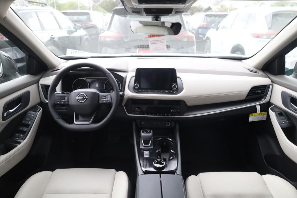Nissan Rogue Vehicle Full-screen Gallery Image 7