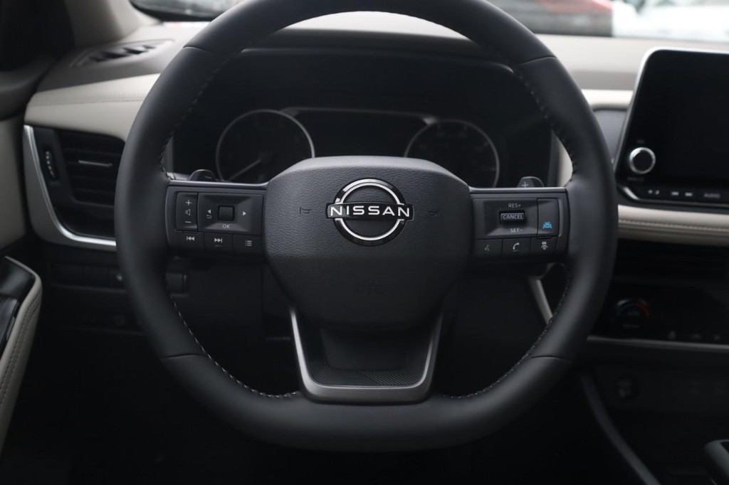 Nissan Rogue Vehicle Full-screen Gallery Image 8