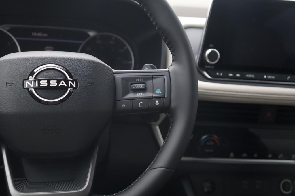 Nissan Rogue Vehicle Full-screen Gallery Image 9
