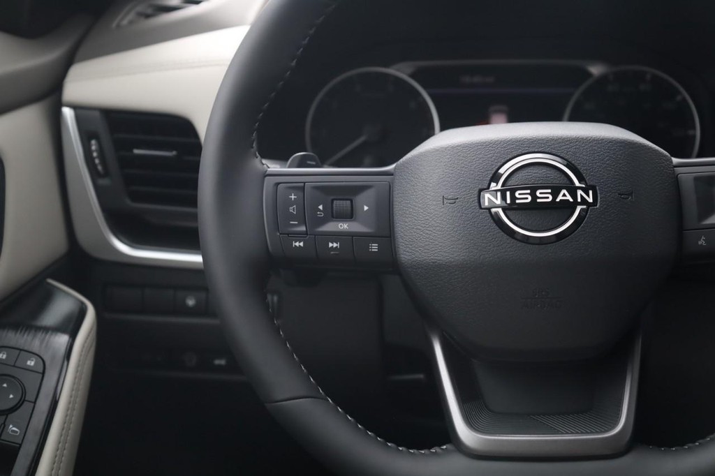 Nissan Rogue Vehicle Full-screen Gallery Image 10