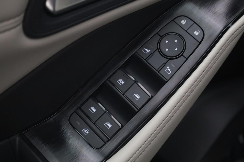 Nissan Rogue Vehicle Full-screen Gallery Image 11