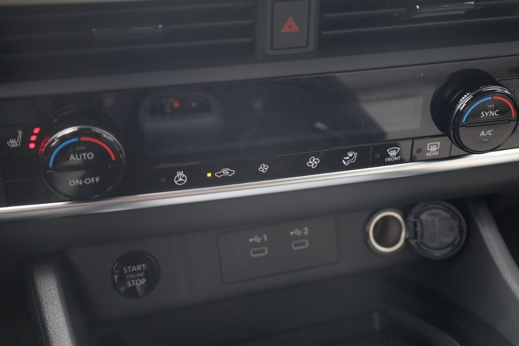 Nissan Rogue Vehicle Full-screen Gallery Image 16