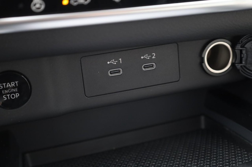 Nissan Rogue Vehicle Full-screen Gallery Image 17