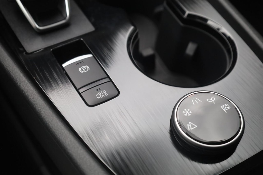 Nissan Rogue Vehicle Full-screen Gallery Image 18
