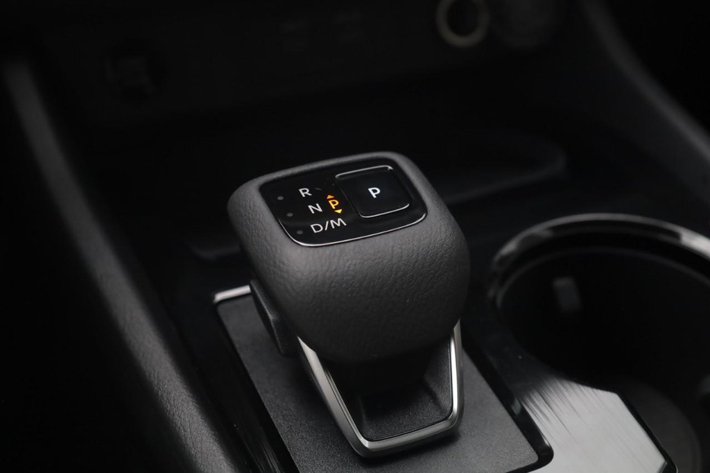 Nissan Rogue Vehicle Full-screen Gallery Image 19