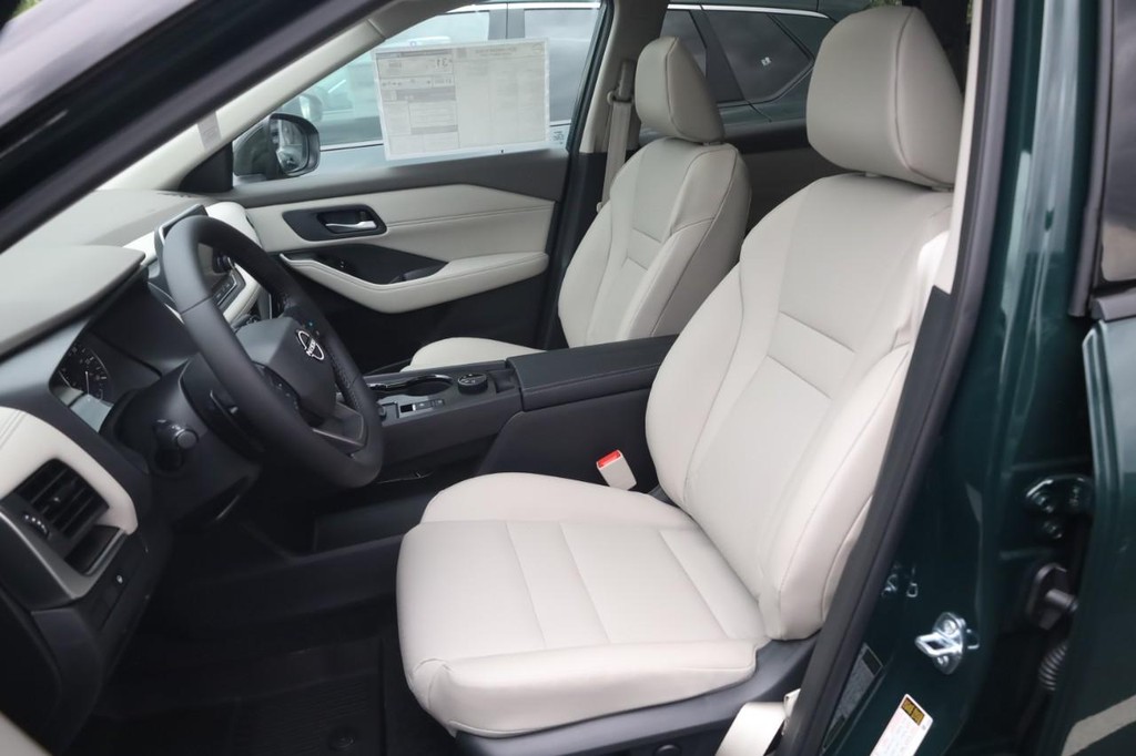 Nissan Rogue Vehicle Full-screen Gallery Image 20