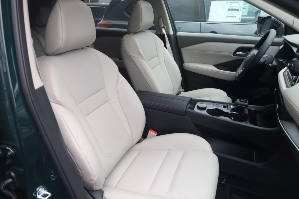 Nissan Rogue Vehicle Full-screen Gallery Image 21