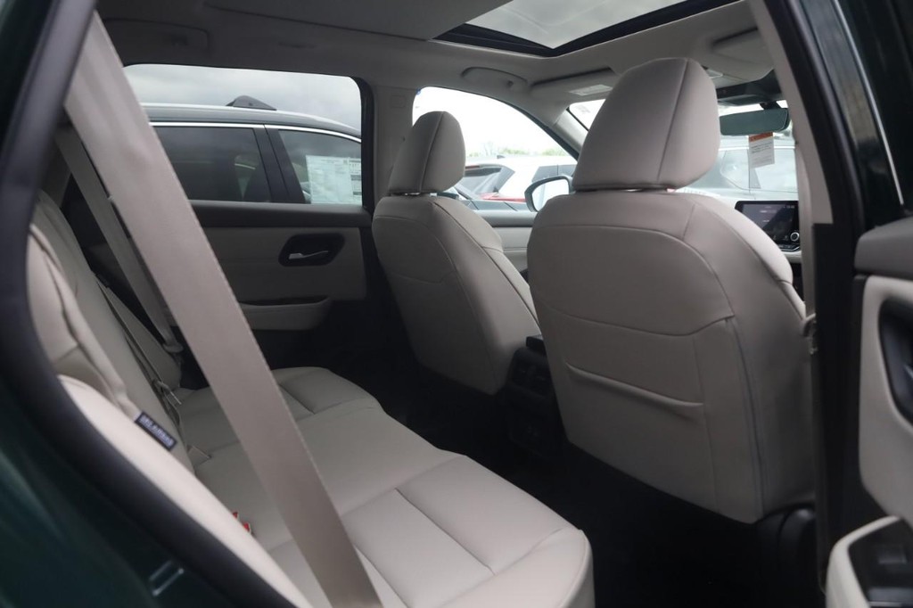 Nissan Rogue Vehicle Full-screen Gallery Image 22