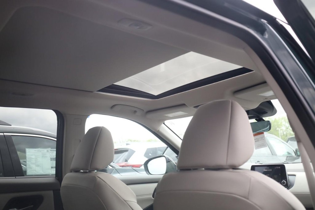 Nissan Rogue Vehicle Full-screen Gallery Image 23