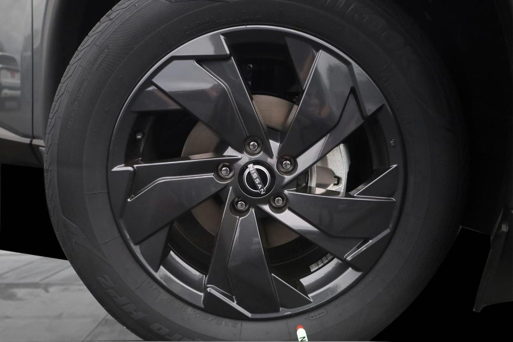 Nissan Rogue Vehicle Full-screen Gallery Image 3