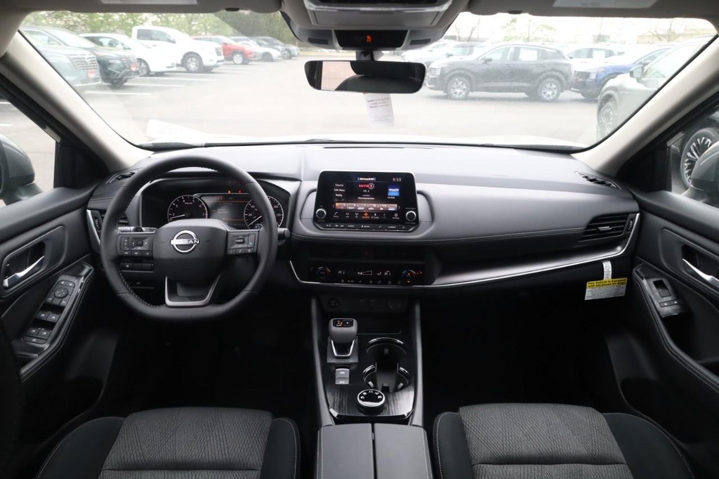 Nissan Rogue Vehicle Full-screen Gallery Image 7