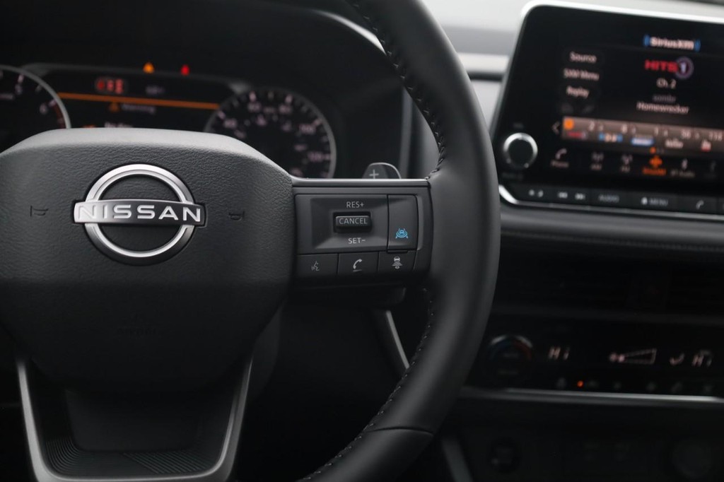 Nissan Rogue Vehicle Full-screen Gallery Image 9