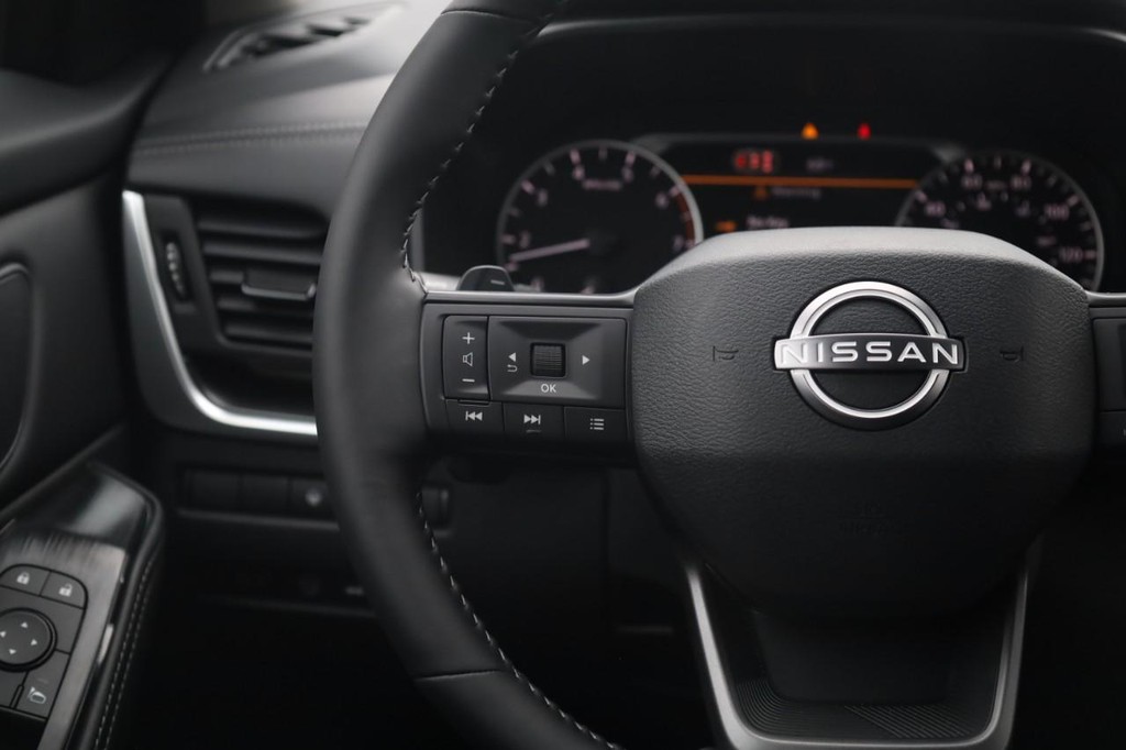Nissan Rogue Vehicle Full-screen Gallery Image 10