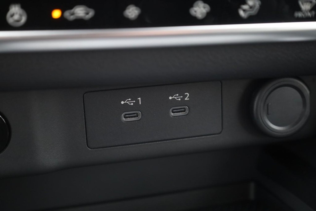 Nissan Rogue Vehicle Full-screen Gallery Image 17