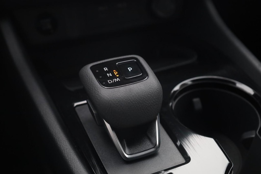 Nissan Rogue Vehicle Full-screen Gallery Image 19