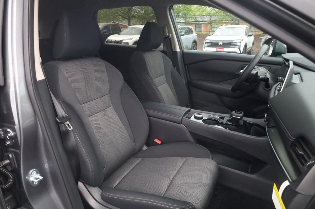 Nissan Rogue Vehicle Full-screen Gallery Image 21