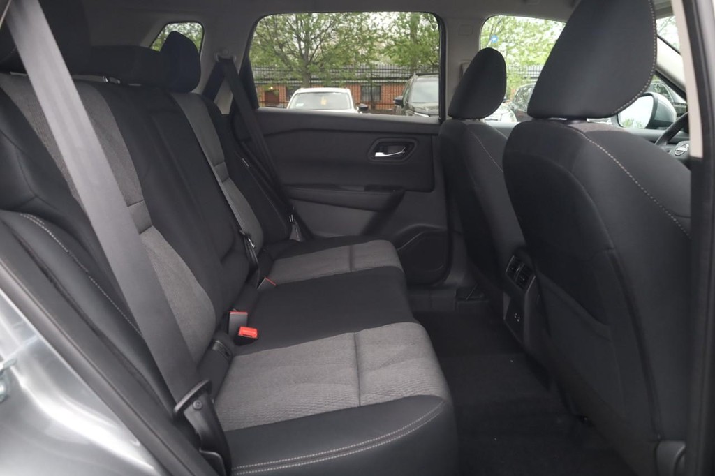 Nissan Rogue Vehicle Full-screen Gallery Image 22