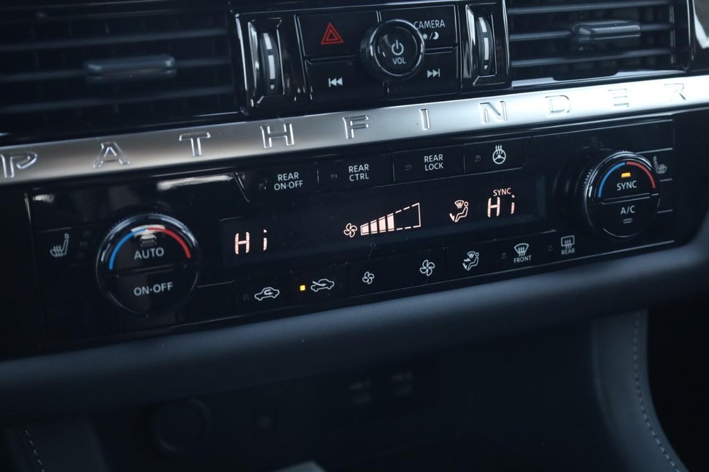 Nissan Pathfinder Vehicle Image 16