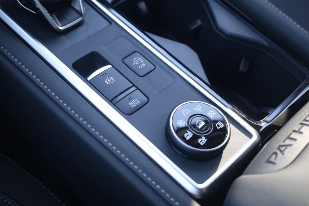 Nissan Pathfinder Vehicle Image 19