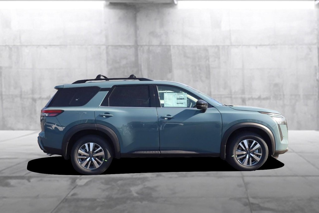 Nissan Pathfinder Vehicle Full-screen Gallery Image 5