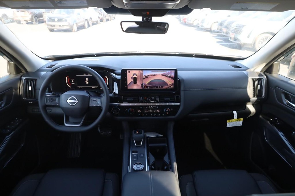 Nissan Pathfinder Vehicle Full-screen Gallery Image 7