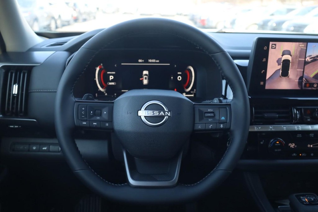 Nissan Pathfinder Vehicle Full-screen Gallery Image 8