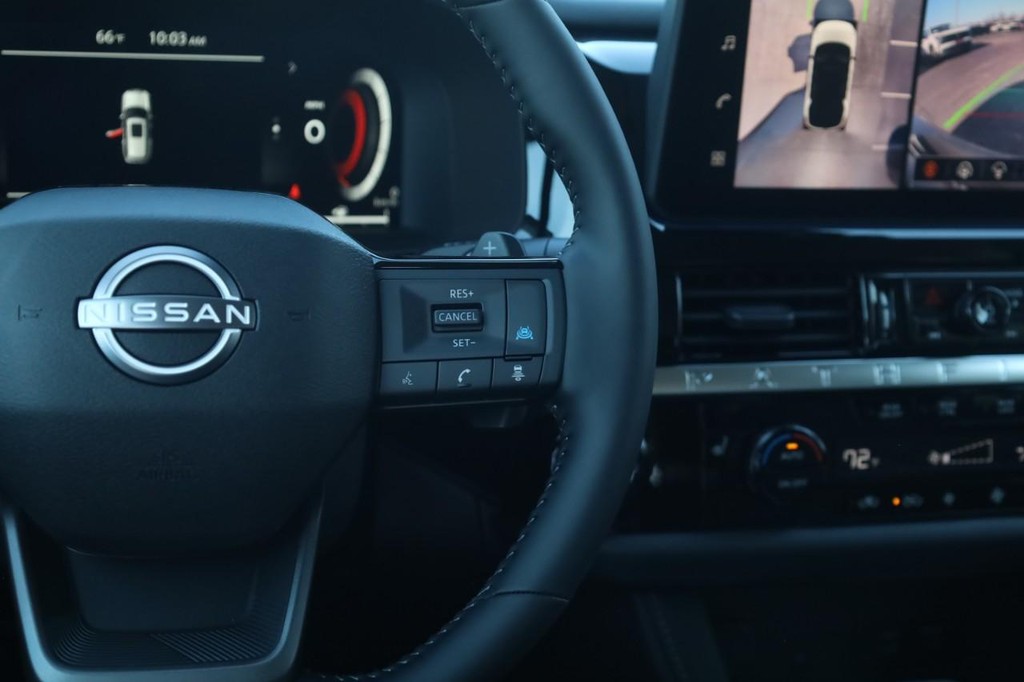 Nissan Pathfinder Vehicle Full-screen Gallery Image 9