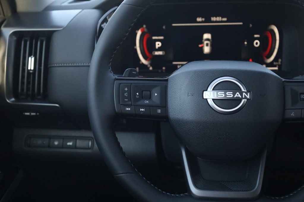 Nissan Pathfinder Vehicle Full-screen Gallery Image 10