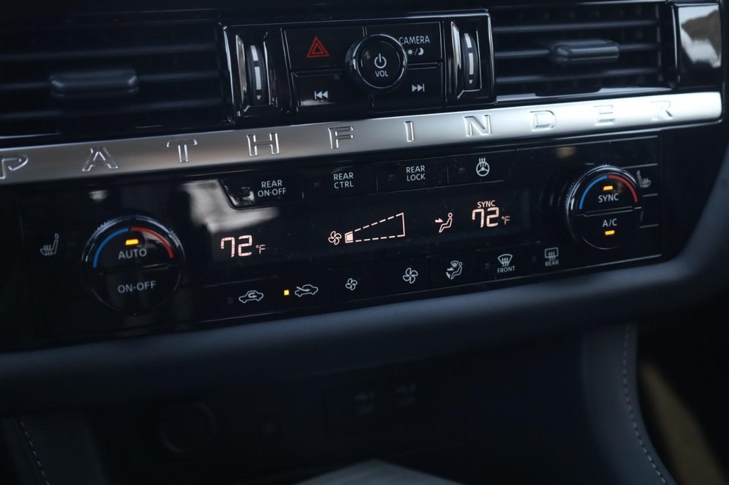 Nissan Pathfinder Vehicle Full-screen Gallery Image 16