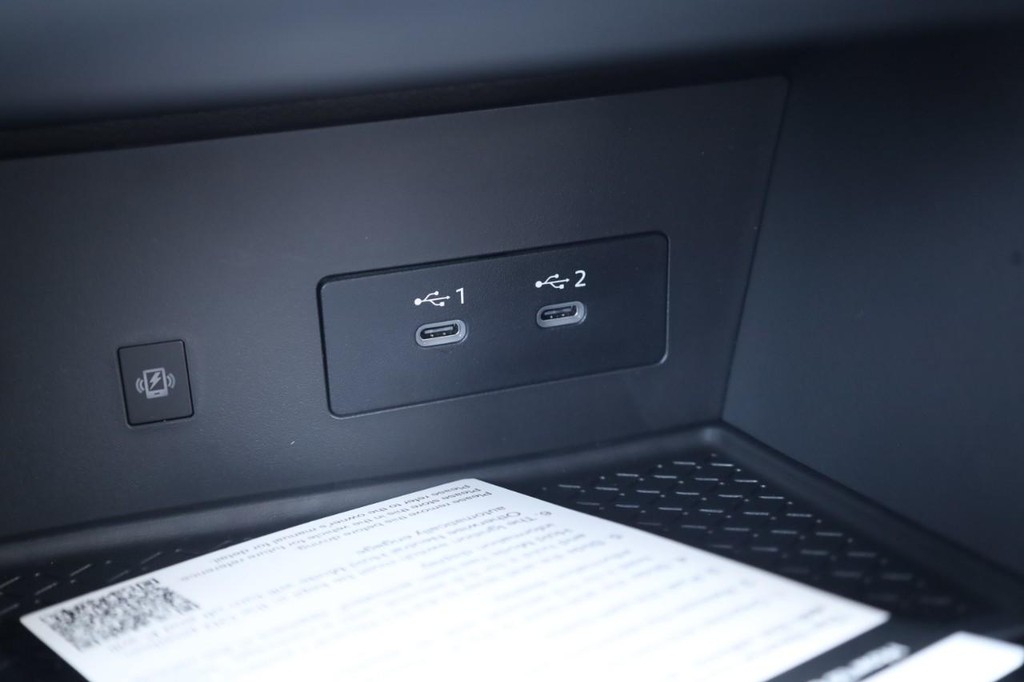 Nissan Pathfinder Vehicle Full-screen Gallery Image 17
