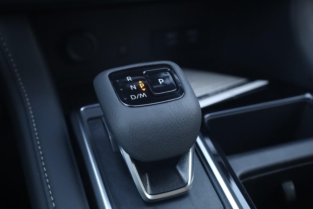 Nissan Pathfinder Vehicle Full-screen Gallery Image 18
