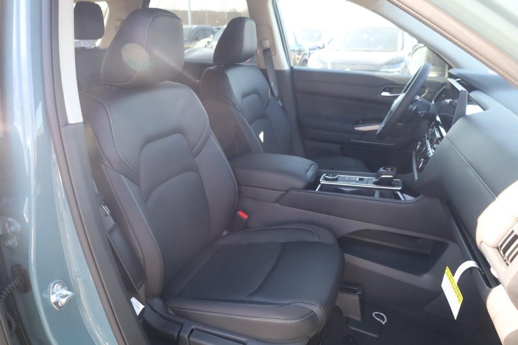 Nissan Pathfinder Vehicle Full-screen Gallery Image 21