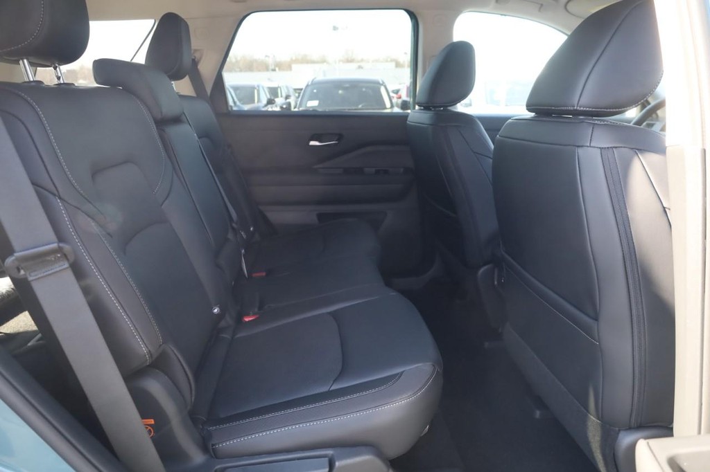 Nissan Pathfinder Vehicle Full-screen Gallery Image 22
