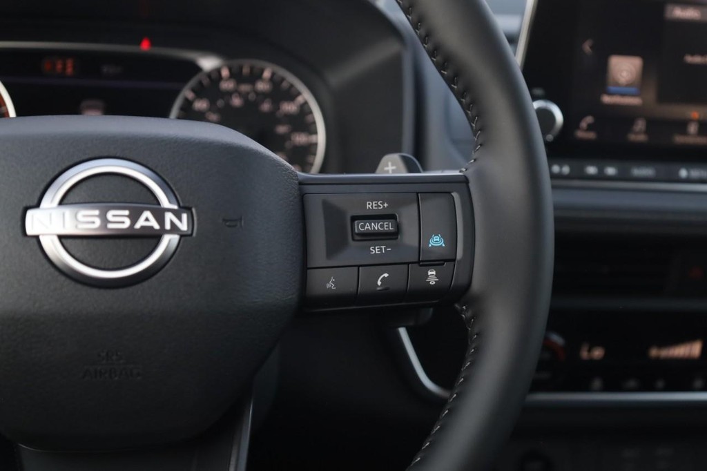 Nissan Rogue Vehicle Image 09